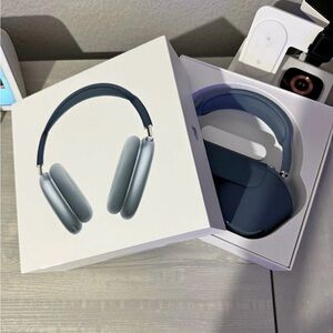 Apple AirPods Max in Stylish Blue